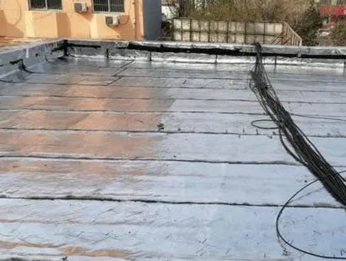金水卫生间漏水维修公司分享下金水屋面楼顶防水刚性防水层施工要点。